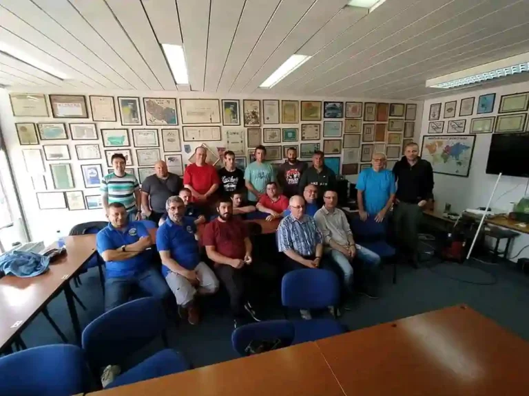 Zajednička fotografija nakon položenog ispita za radio operatera.